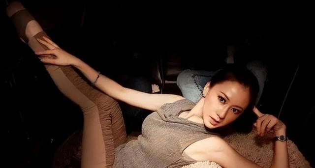 汤加丽:因“人体模特”和丈夫离婚,遭父母嫌弃,今48岁孤身一人-第20张图片-九妖电影 汤加丽:因“人体模特”和丈夫离婚,遭父母嫌弃,今48岁孤身一人-第20张图片-九妖电影
