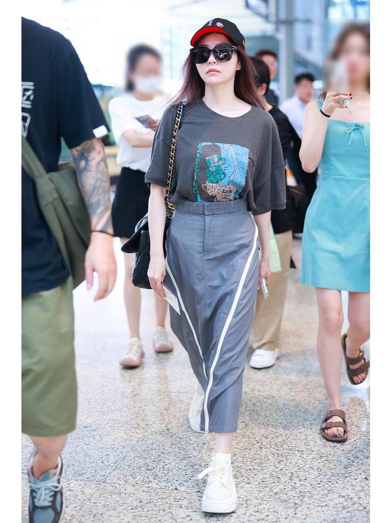 张靓颖显高利落
