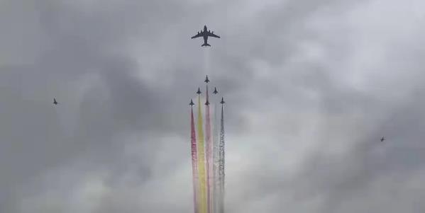 霸气！运20携歼10战机编队浩浩汤汤的飞过埃及🇪🇬金字塔。就这样的时刻，身处