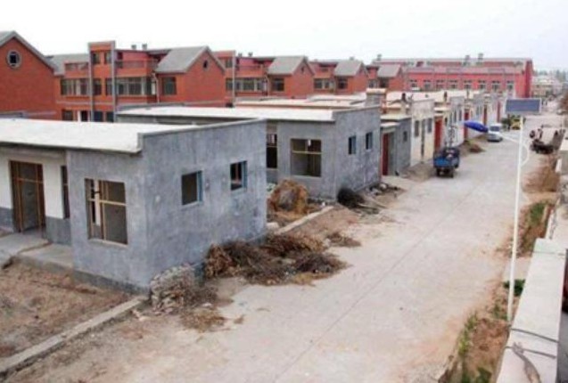 近年来，“村村合并”和搬迁到城市楼房的建议引发了不少争议。对于很多农村地区的村民
