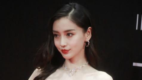 杨颖半夜吃海底捞被拍，卫衣牛仔裤少女感满满，素颜美似仙女下凡
