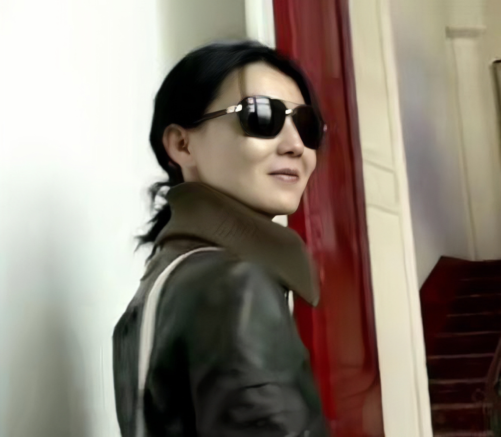 息影18年，58岁的张曼玉近照。镜头下的她平淡而美好。她曾经火爆娱乐圈，在不同的