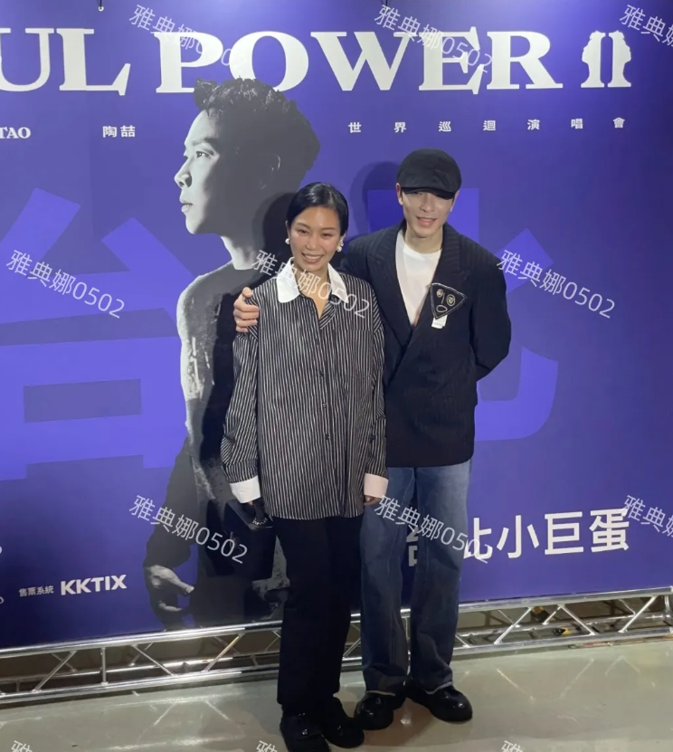 萧敬腾和林有慧太甜了，虽然老婆比他大14岁但萧敬腾很宠她，肢体语言很亲密，萧敬腾
