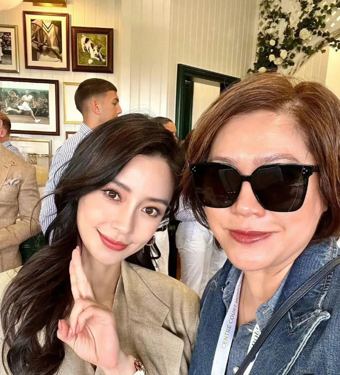 11月13日，杨颖在香港为经纪人kim姐过生日，古天乐也到场了，合影时杨颖和古天