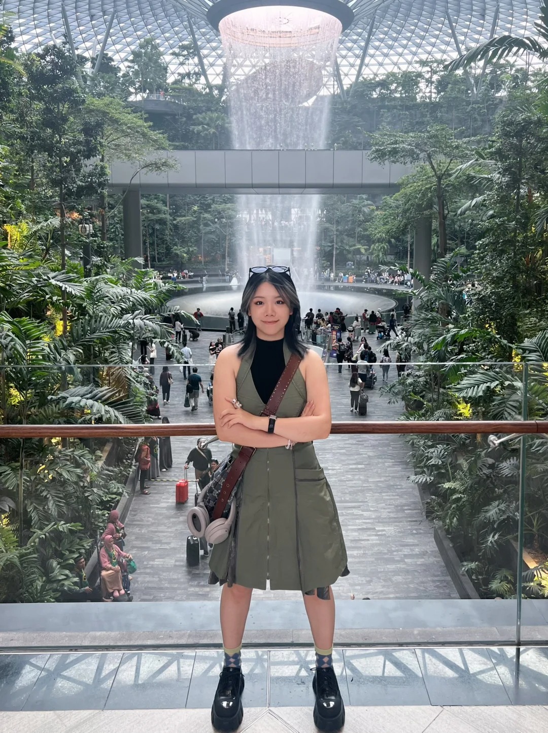 我这张照片，强的可怕
正脸微笑全身照且面部无遮挡，自然光无色差无过曝，构图对称人