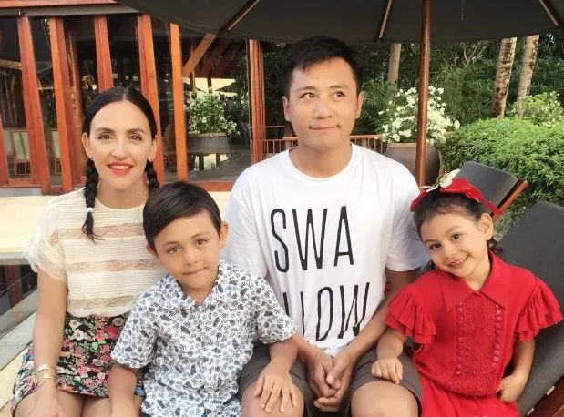 一次，主持人问刘烨:“你最受不了你媳妇的是什么？”刘烨一脸愁眉地说:“我最受不了