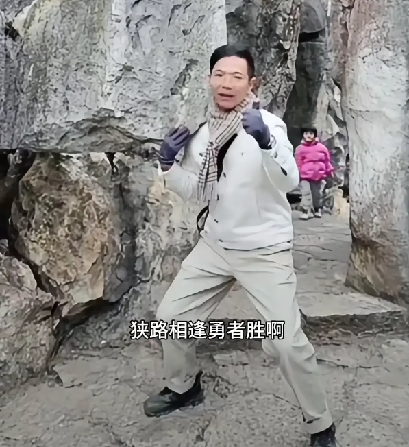 大家看看，李律肩上的这座大山可不一般。如此的沉重，如此的顽固，我们的李圣律师扛住