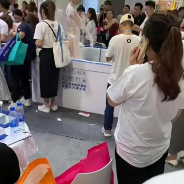    卖沐浴露的商家可真是够拼的呢！在展销会上，竟然就这么大大方方地洗了起来，那