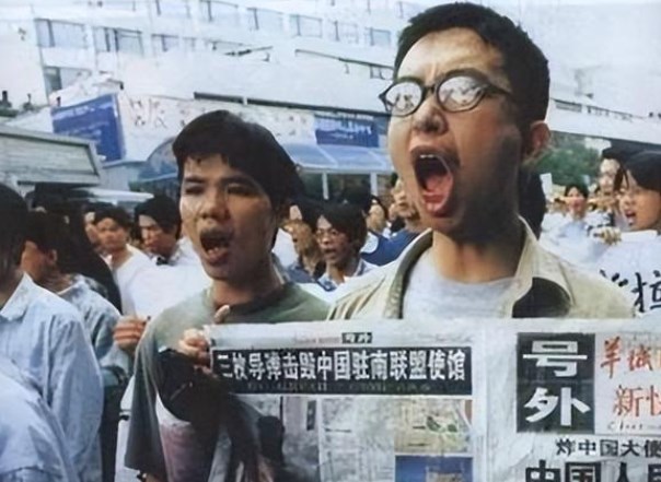 我们仍清晰记着这句誓言，我们永远不会忘记这一天！1999年，北京时间5月8日，中