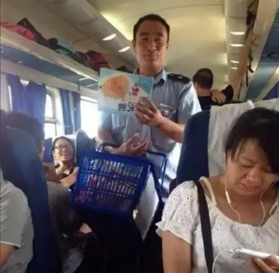 10 月 6 日辽宁，一列车员在火车上推销化妆品。当看到兰蔻菁纯臻颜三件套价格时