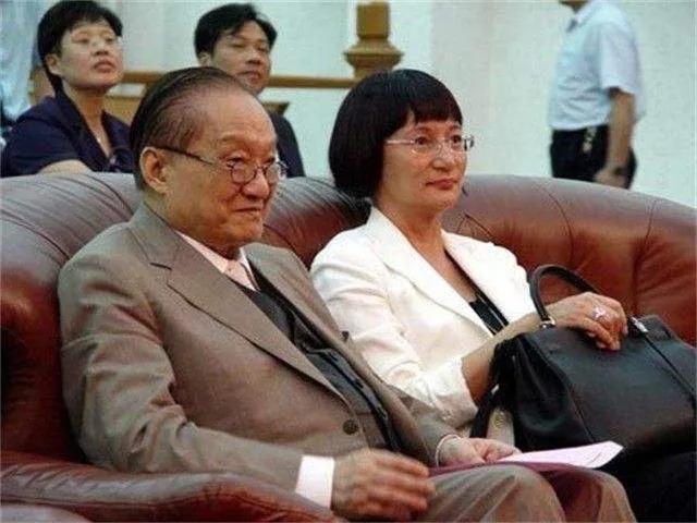 1976年，45岁的金庸与妻子朱玫发生激烈争吵后，邂逅了16岁的服务员林乐怡，二
