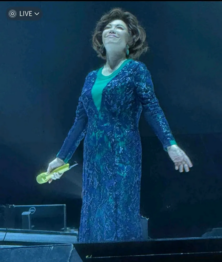 蔡琴佛山演唱会被吐槽“话太多”！很多网友说蔡琴两个半小时的演唱会，唠嗑唠了得一个