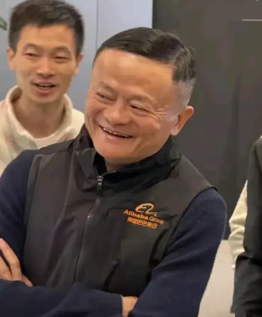 马云发型真时尚！

马云现身阿里总部，笑容满面，胖了很多。尤其发型很时尚，可能是
