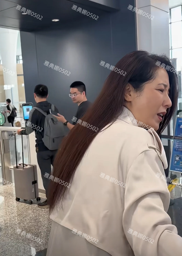曾黎本人也没有吹得那么好看啊，脸又老又僵，中戏校花的名号有点儿名不副实。
杭州机