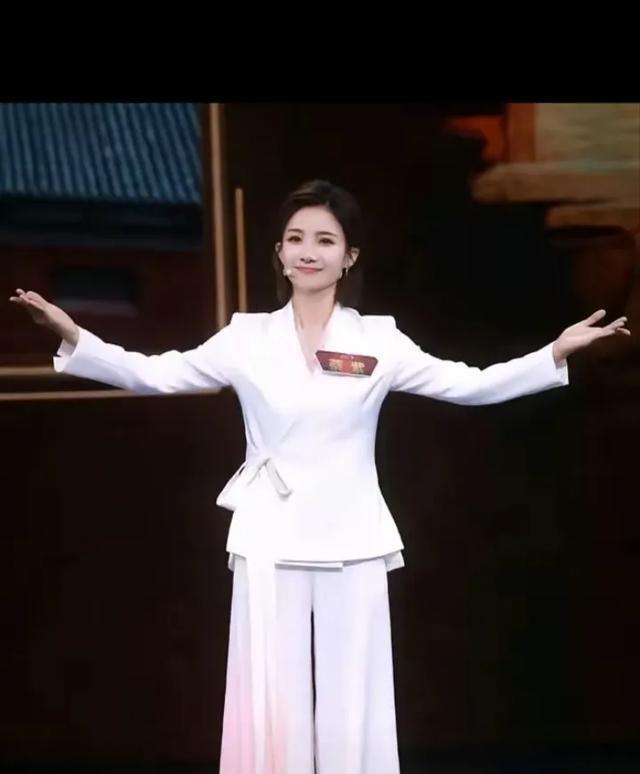 如果是美女蔡紫主持春晚
这可真是吸引眼球！都知道春晚是我国春节的重头戏，主持人更
