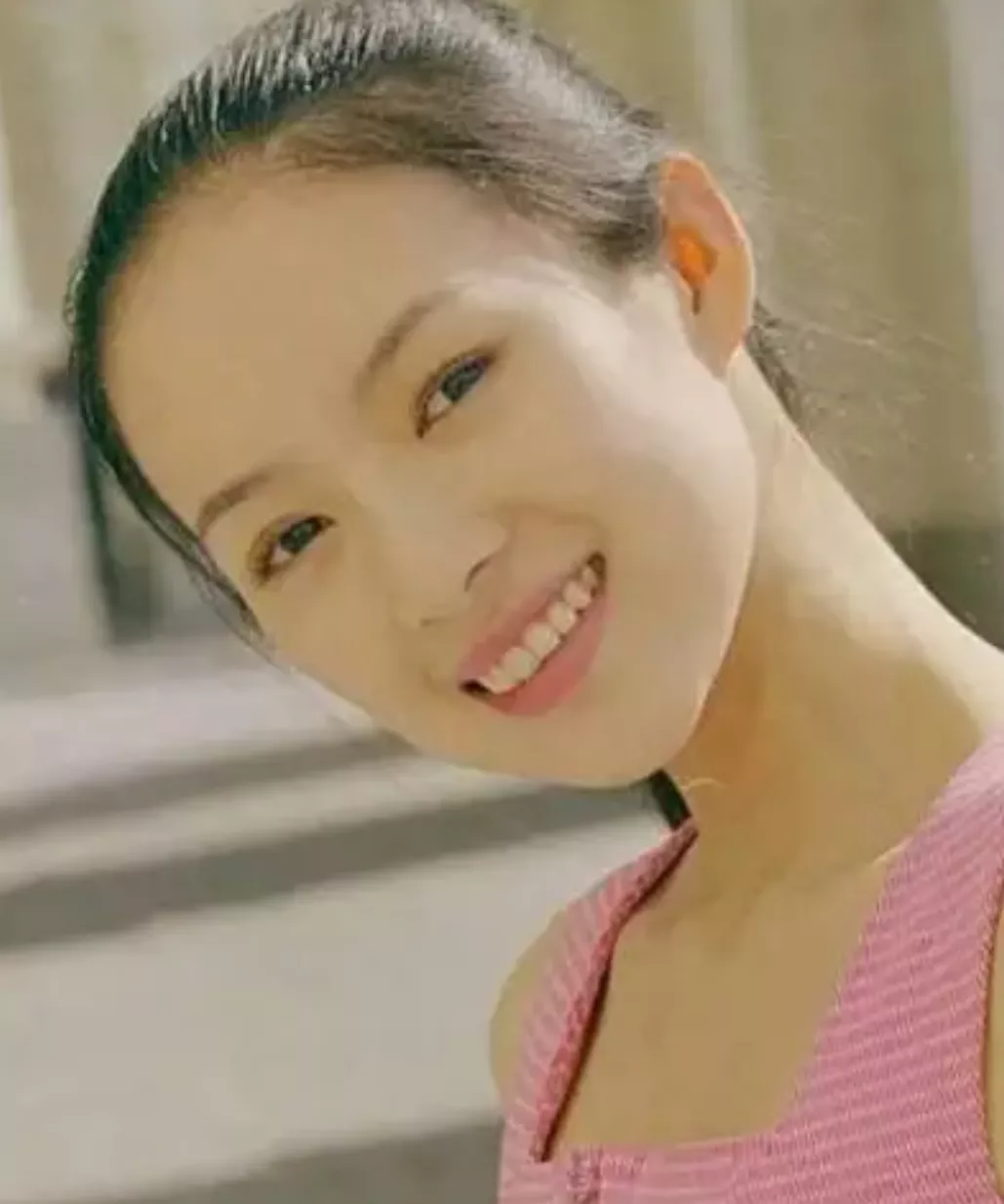 章子怡是一个非常有魅力的电影明星。她外形青春靓丽，演技不俗，深受广大观众的喜欢。