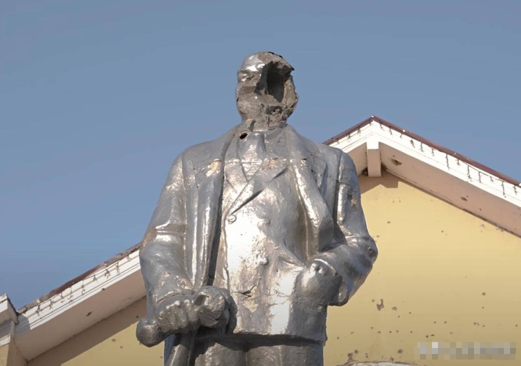 攻占库尔斯克的乌克兰军队开始摧毁列宁雕像。

在库尔斯克州的苏贾市，不少列宁雕像