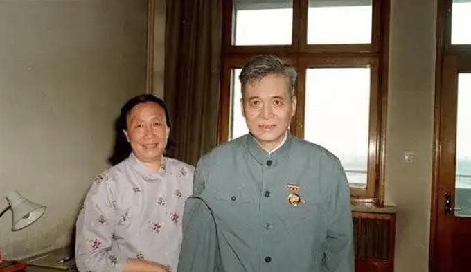 邓稼先，这位伟大的科学家，他的生命和事业如同耀眼的星辰，照亮了中国核物理发展的天