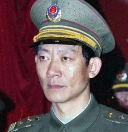 1992年的颁奖典礼，原本是一个荣耀时刻，却意外成为了缉毒警察陈新民的噩梦。这个