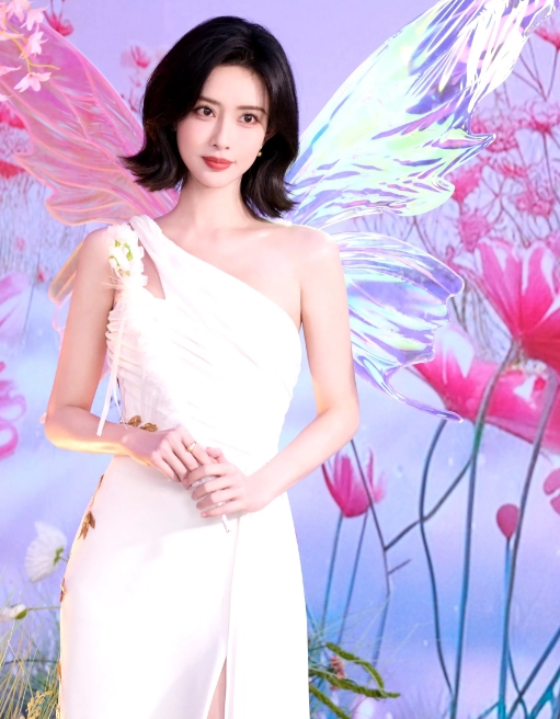 孟子义金叶白裙，优雅女神范十足

孟子义亮相，一身金叶点缀的白裙，优雅气质扑面而