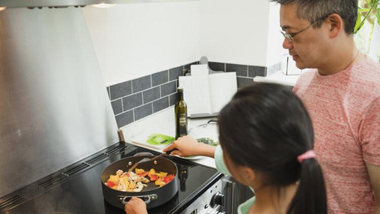 3个不经意做饭习惯，让家人的患癌升高？医生叹气：很多人这么做