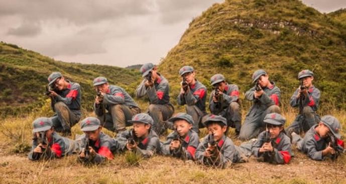 1941年初，一个卖油郎在村里碰到了一个小孩，问道：“村里住着多少八路军？”小孩
