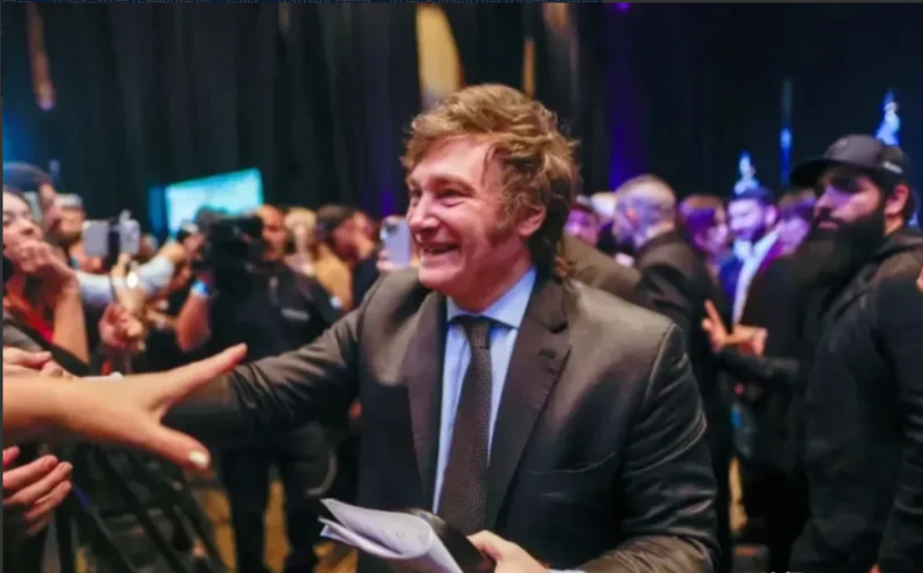 BBC记者近日与阿根廷总统米莱进行了深入交流。

记者提及文物归还事宜，并问道：