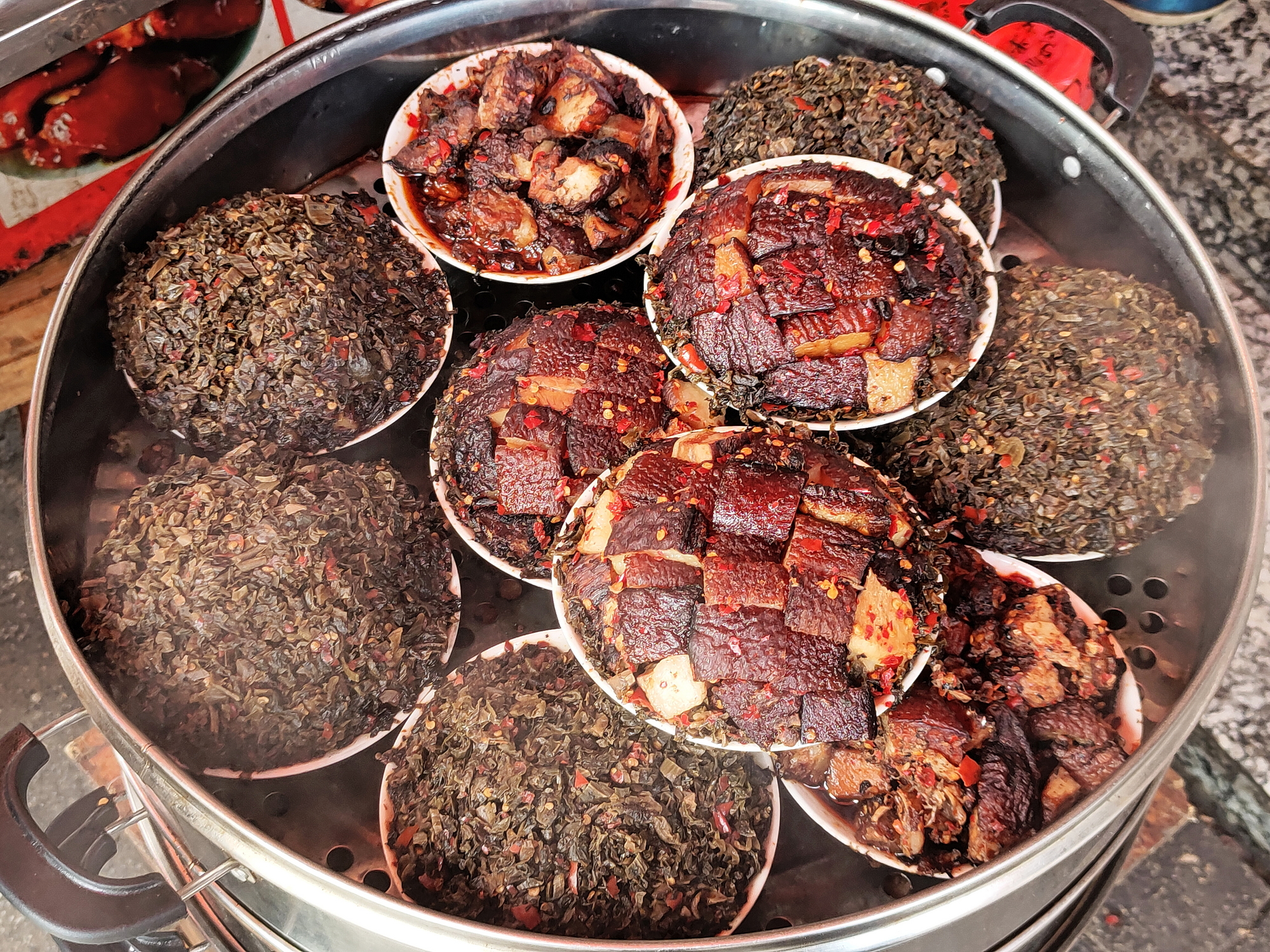 武冈农贸市场对面，另一家熟食店，生意很好。炸之后红焖的半只猪脚，大碗的盐菜扣方肉