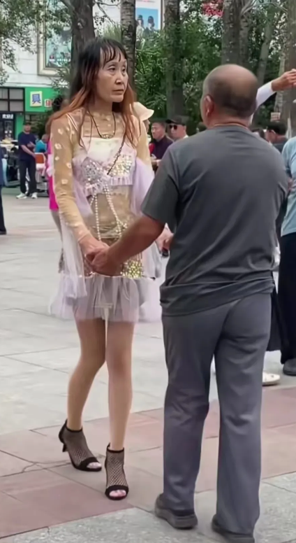 唉！这跳舞的大妈，真的无语，女人上年纪后就不要这样学少女打扮了，看了有点寒碜，还