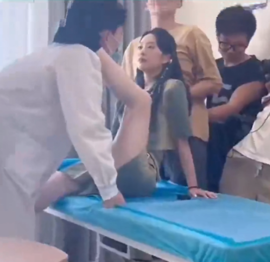 美女去医院看病，竟然当众撩起医生，抬腿的那一刻才知道有多霸道