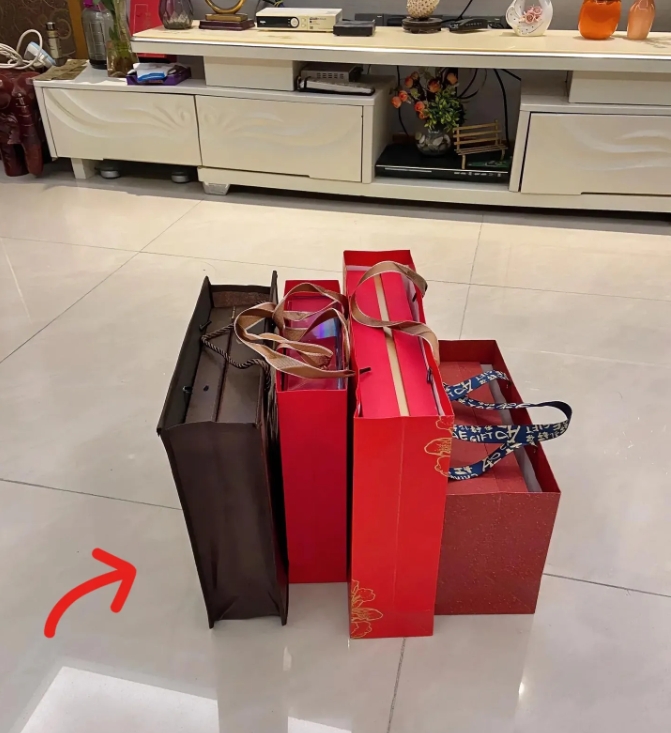 谁懂啊，好纠结！往年过年回娘家准备八样礼是雷打不动的习惯！只图父母高兴！

可是