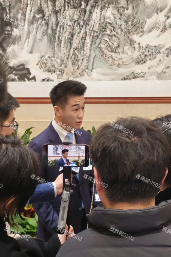 见到何猷君了，本人个子不高皮肤有点儿黑，才30岁就一脑门子抬头纹，长得有点儿着急