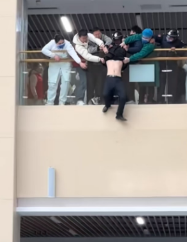 江西赣州，男子在医院情绪激动，在二楼直接翻过围栏，试图结束自己的生命。好在周围的