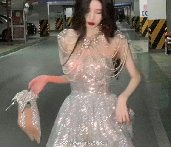 谁家好人选这种当伴娘服，快赶上我的婚纱了，场子给你得了，你来结。 ​