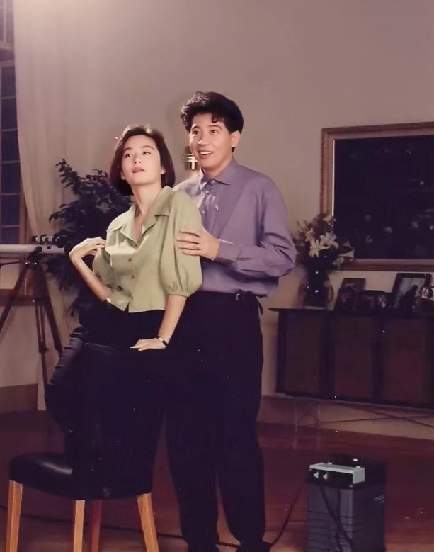 1990年，37岁林青霞和旧爱秦汉，拍摄的珍贵照片。镜头下的秦汉身穿紫色衬衫搭配