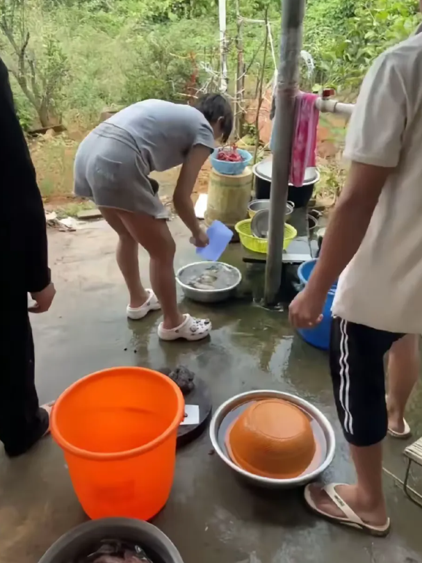 全红婵这小姑娘可厉害啦，在那抓了十多条鱼呢，那兴头可高啦。她还说要把鱼提到果园那