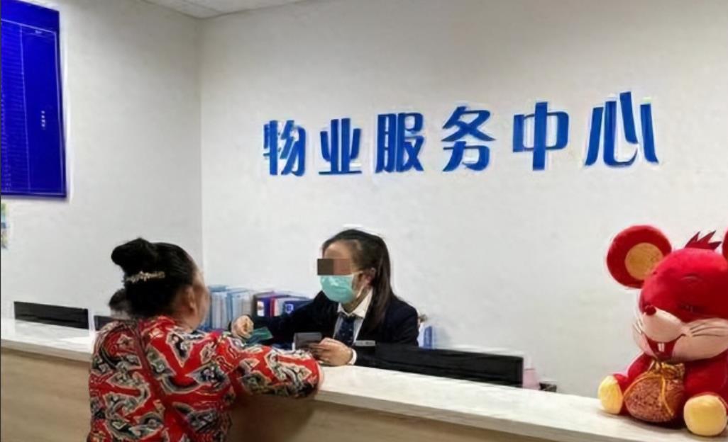 浙江，一女子买下三个停车位后，车位多次被占，无奈之下只能将女儿玩具车用绳子捆绑停