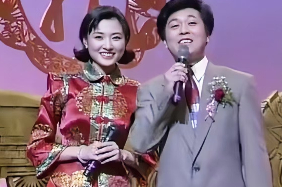 1996年，28岁的周涛第一次主持春晚的珍贵照。镜头下的她身穿喜庆的衣服，留着时