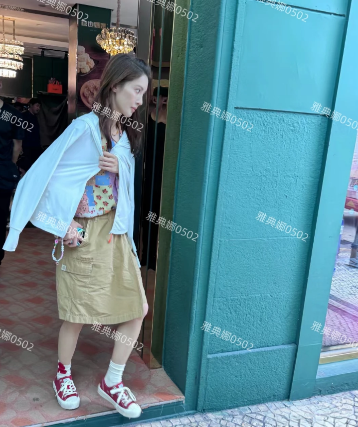 澳门偶遇金晨，本人确实很靓女又高又瘦又白，五官一般满满的科技感，但皮肤很好。
王