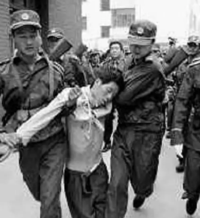 “我给了她钱了！”1999年，陕西柞水，一纸诉状将简学良推上了法庭。邻居喻小君指