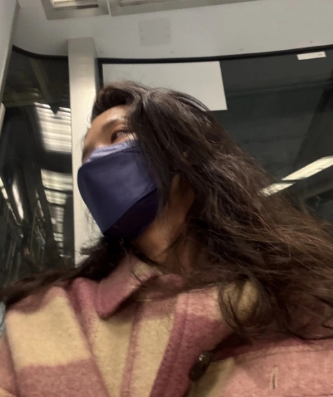 舒淇又双叒叕晒出素颜怼脸自拍啦，照片里的她皮肤蜡黄，就像个路人，但那股子真实劲儿