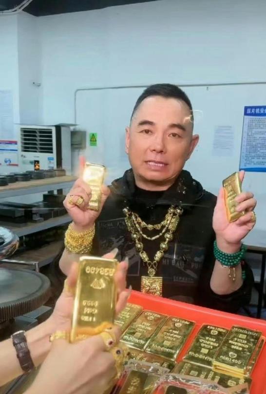 李湘前夫李厚霖破产后，转行直播带货，满身黄金，努力求生。相比之下，李湘生活优渥，