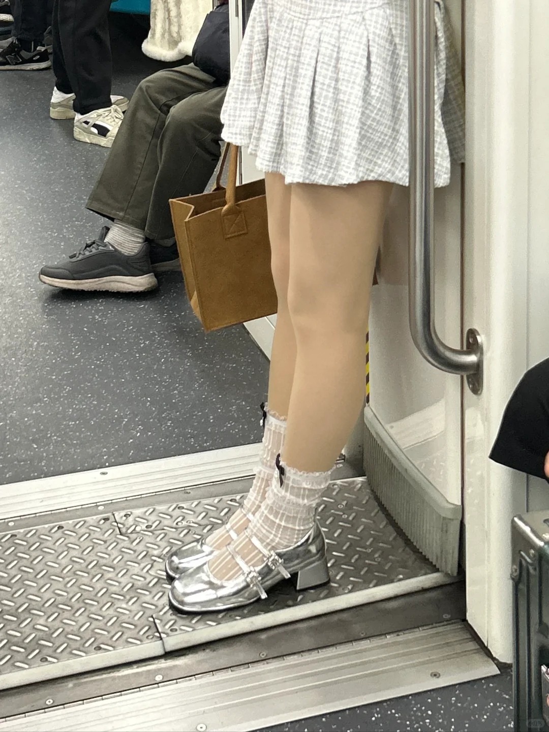 第一次直观的感受穿搭的重要性!
一上地铁就看到了!!!好喜欢这个小姐姐的穿搭，远