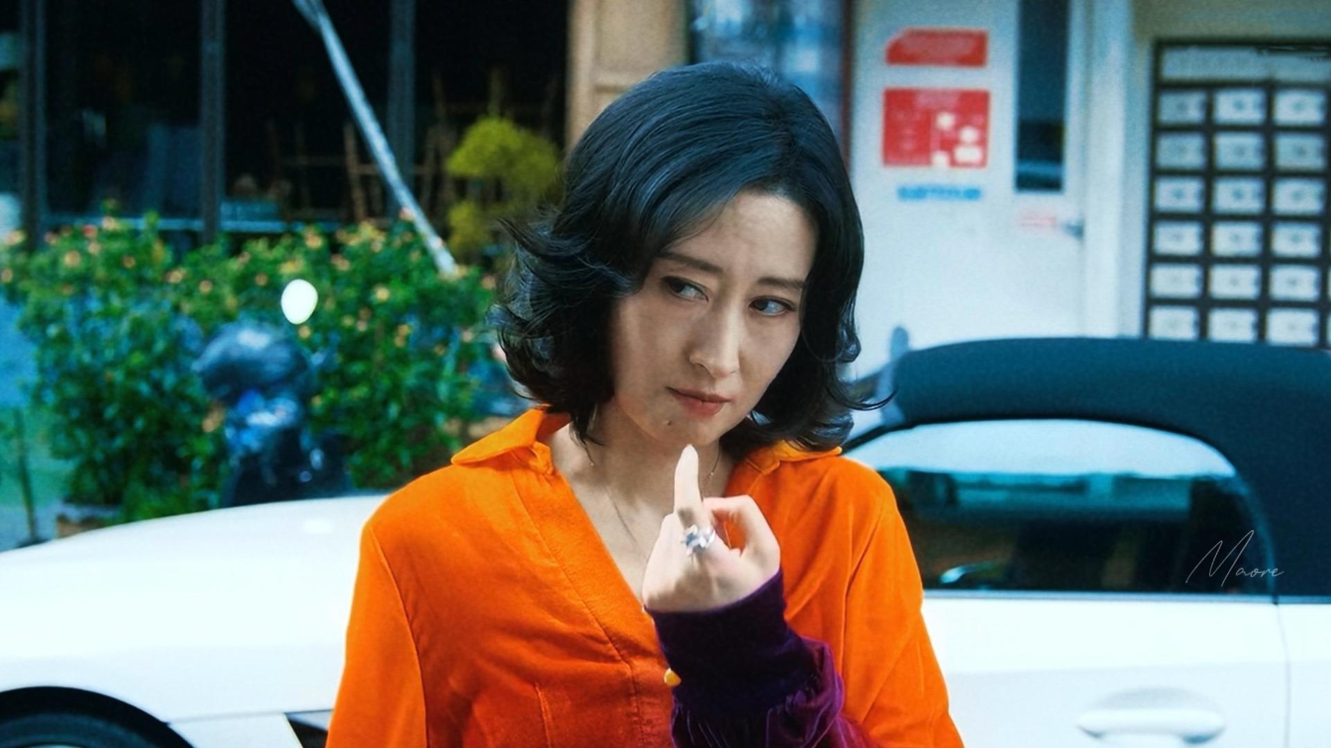 冻龄女神刘敏涛，20岁的纤细腰身，亮橘色露腰裙吸睛