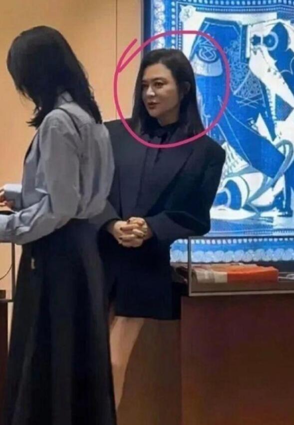 天呐！这可是曾经的昔日女神啊！看照片大家知道她是谁吗？

一张老照片在网络上掀起