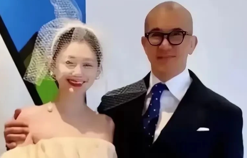 酸辣粉们
睁大眼看看吧

为啥S家一直揪着汪憨憨不放

却对一毛不拔的具光头那么