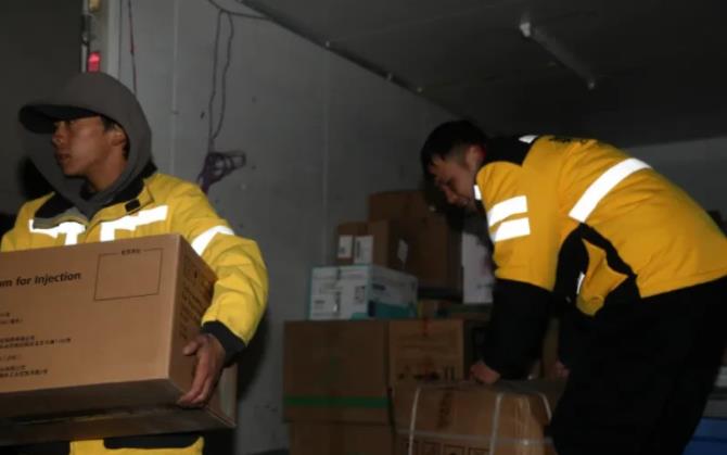 30万件紧急物资连夜送到，网友评价，跟韩红老师一样实干派，都是带着物资连夜赶到灾