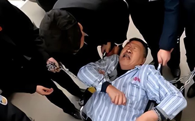 2015年，北京京煤集团总医院发生了一起离奇事件：一名病人陈志强霸占病床长达三年