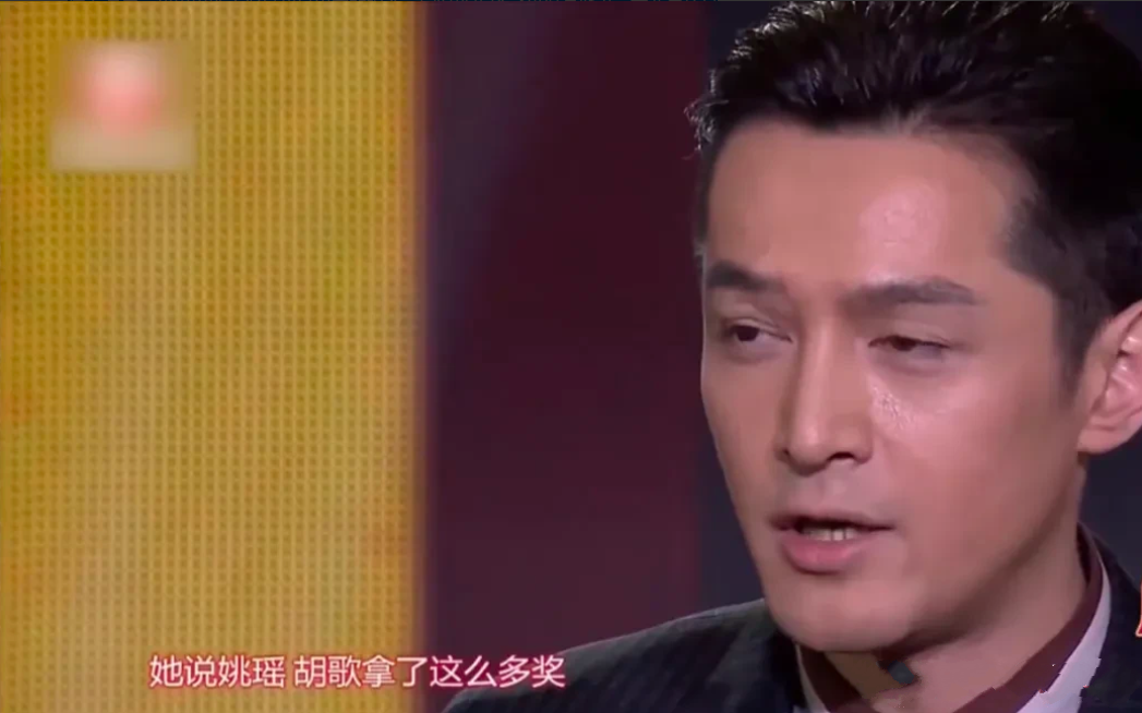 演员胡歌哽咽着说：“有次我的经纪人姚瑶去家里探望我的妈妈，我妈妈跟她说了一句话，
