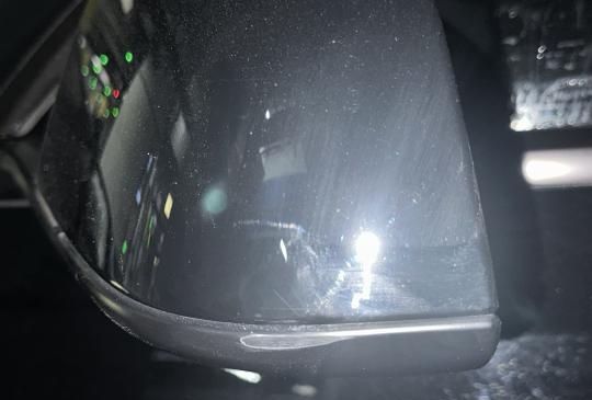 特斯拉送的EAP自动泊车后视镜撞了！
过年送的一个月EAP，心血来潮小区在地下车
